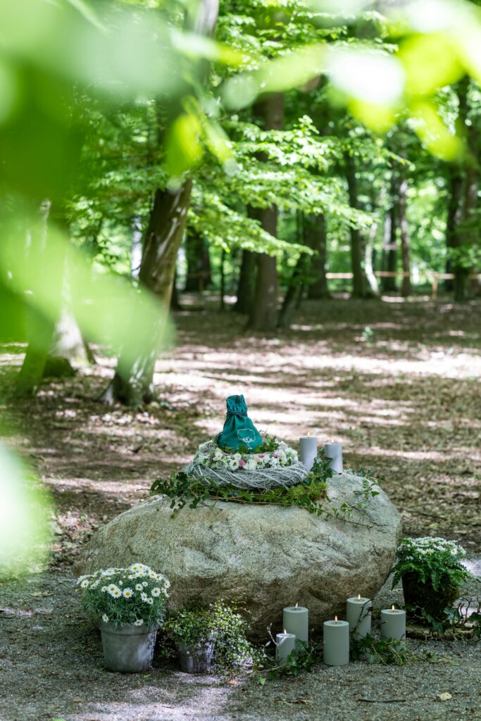 Abschied in der Natur - Trauerfeier im Ruhewald Sandfort